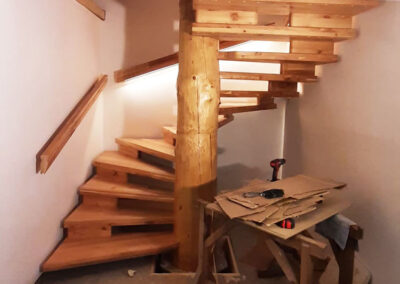Baumstammtreppe Beleuchtung Handlauf Christian Egger M-B-S Modul-Bau