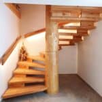 Baumstammtreppe mit Dekoration Christian Egger