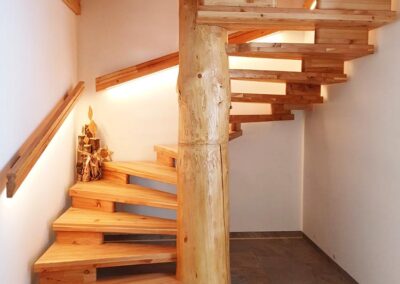 Baumstammtreppe mit Dekoration Christian Egger