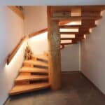 Baumstammtreppe unten mit Handlauf Christian Egger
