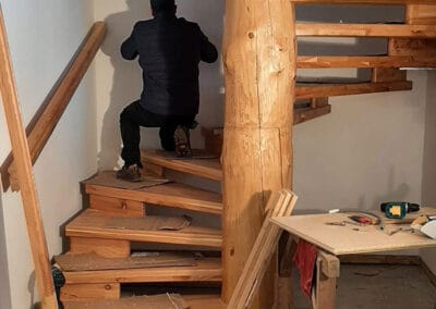 Baumstammtreppe Motage Handlauf Christian Egger M-B-S Modul-Bau