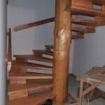 Baumstammtreppe Montage mit Handlauf Christian Egger M-B-S Modul-Bau