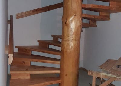 Baumstammtreppe Montage mit Handlauf Christian Egger M-B-S Modul-Bau