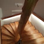 Baumstammtreppe Montage oben Christian Egger M-B-S Modul-Bau