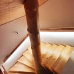 Baumstammtreppe oben Decke Christian Egger M-B-S Modul-Bau