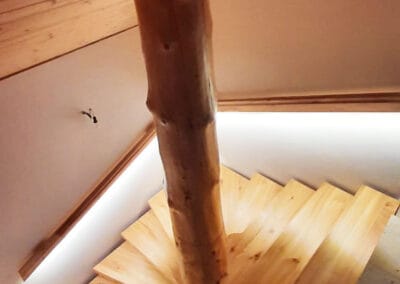 Baumstammtreppe oben Decke Christian Egger M-B-S Modul-Bau