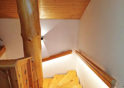 Baumstammtreppe oben mit Geländer Christian Egger