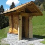 Holz Kapelle offene Türe Christian Egger M-B-S Modul-Bau