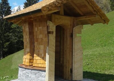 Holz Kapelle offene Türe Christian Egger M-B-S Modul-Bau
