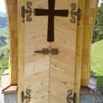 Holz Kapelle Türe Christian Egger M-B-S Modul-Bau