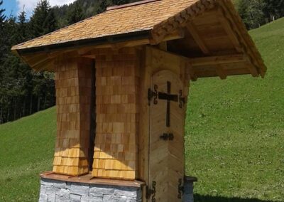 Holz Kapelle Vorplatz Christian Egger M-B-S Modul-Bau