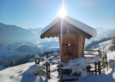 Holzkapelle mit Sonne am Horizont Christian Egger MBS Modulbau